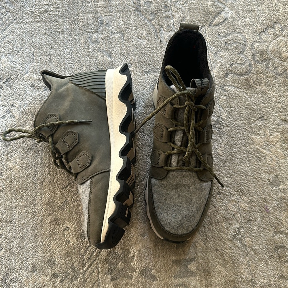 Like new Sorel Kinetic Caribou sneakers